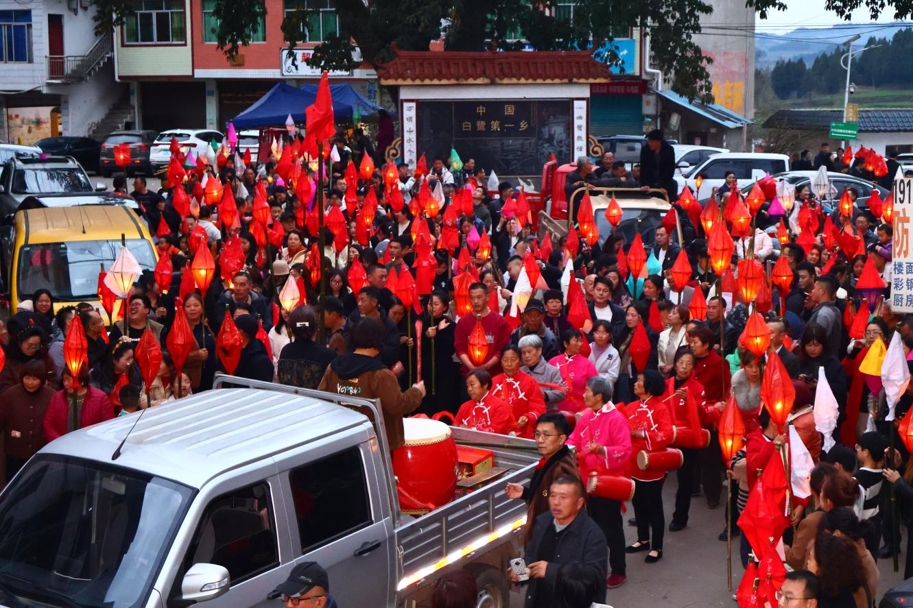 火树银花不夜天 万人空巷送蛴蟆——省pg赏金女王单机版试玩平台集团助力南充双桂镇太和村乐成举行“蛴蟆节”民俗运动